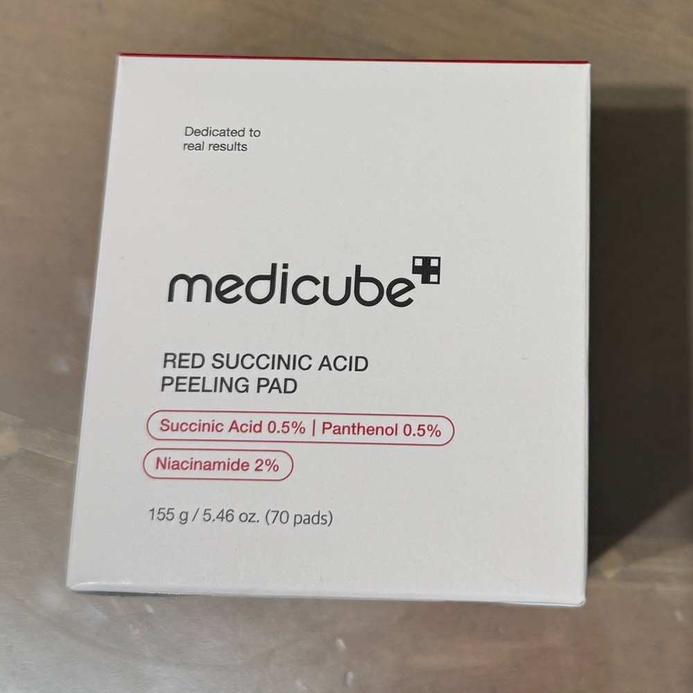 Medicube red succinic acid peeling pad